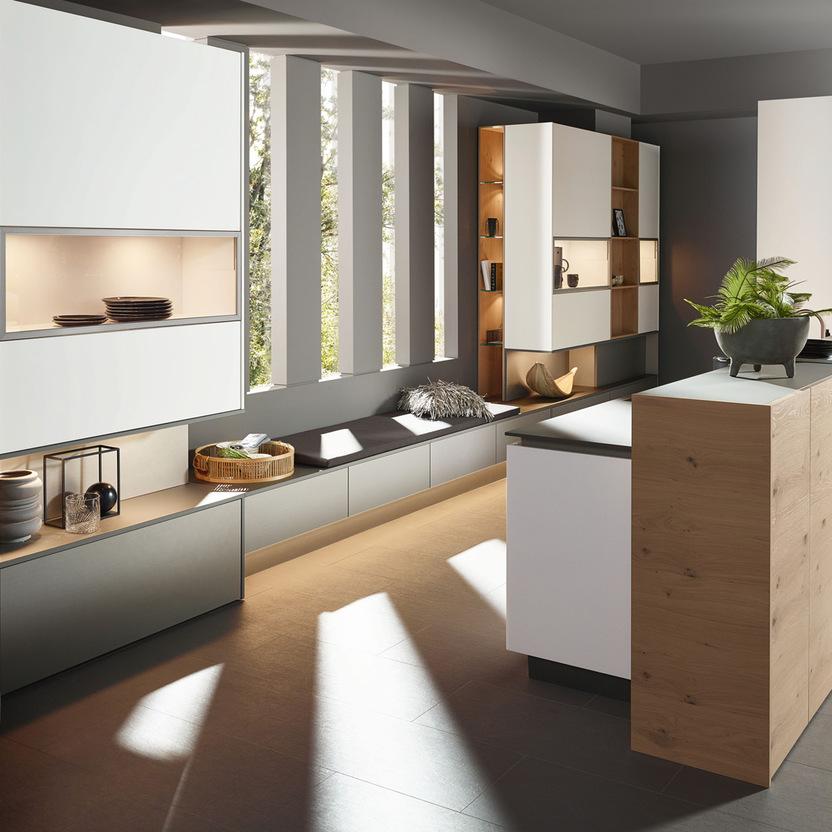 Küche nach Maß mit Sitzbank, offenen Regalen und heller, wohnlicher Atmosphäre.