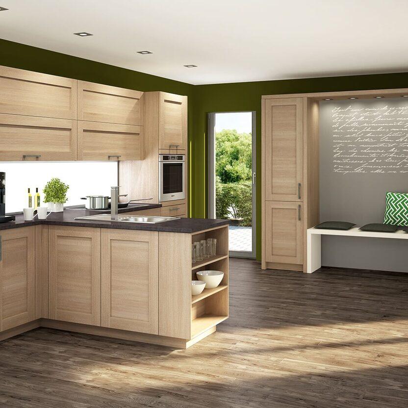 Küche nach Maß in heller Holzoptik mit Sitzbank, Wandtext und grünen Akzenten.