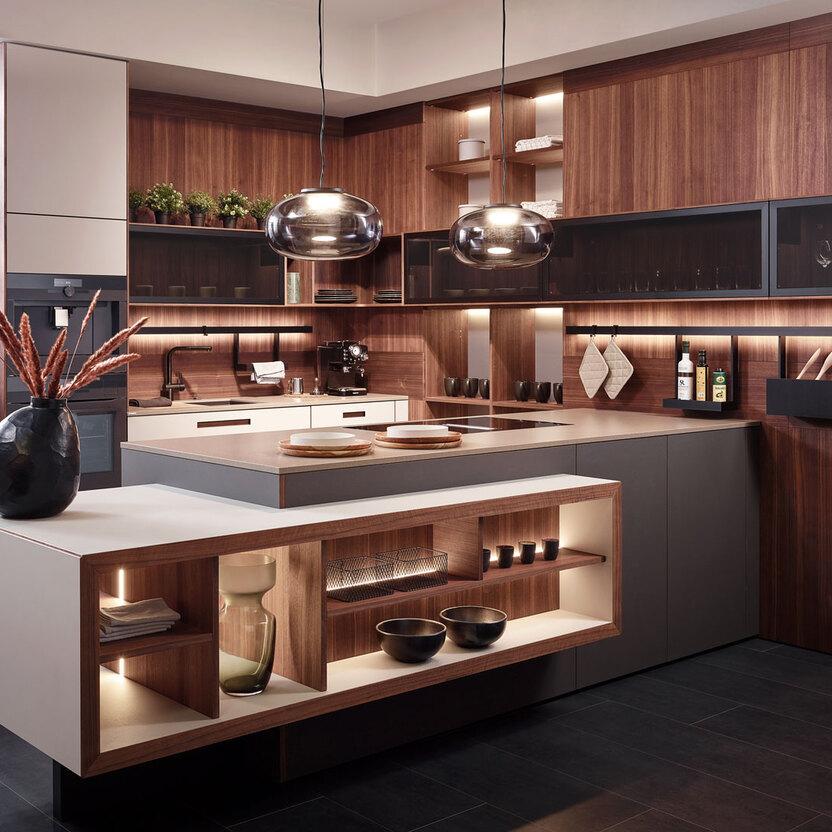 Küche nach Maß mit Holzfronten, Insel mit Regalen und modernen Hängelampen.