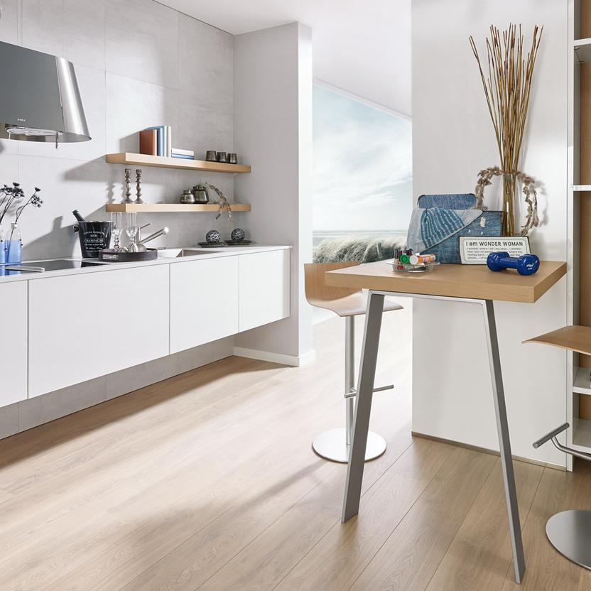 Küche nach Maß in Weiß mit Barhockern, Regalwand und dezenten Holzakzenten.