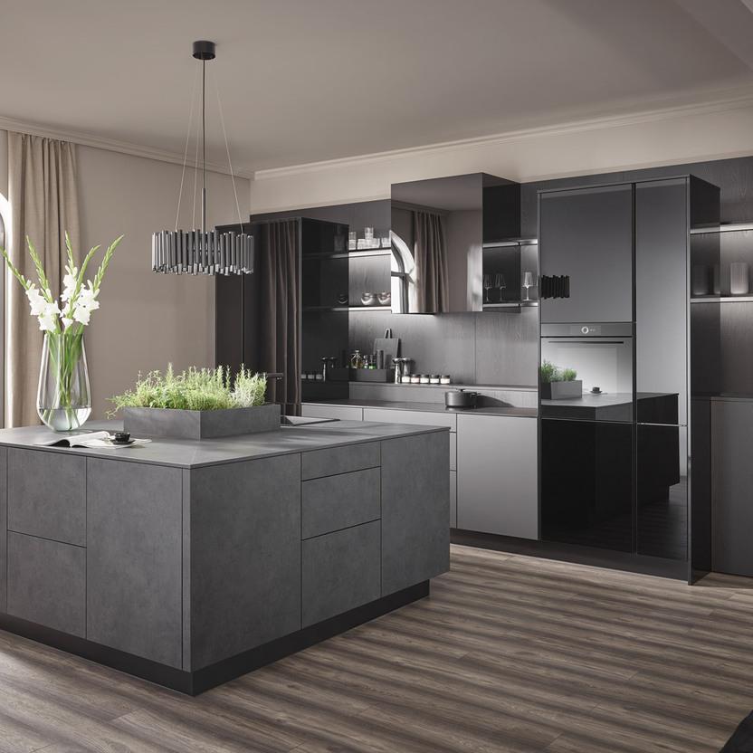 Küche nach Maß mit grauer Insel, schwarzen Hochglanzfronten und stilvoller Dekoration.