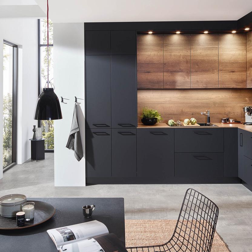 Küche nach Maß in Schwarz mit holzverkleideter Nische und modernen Spotlights.