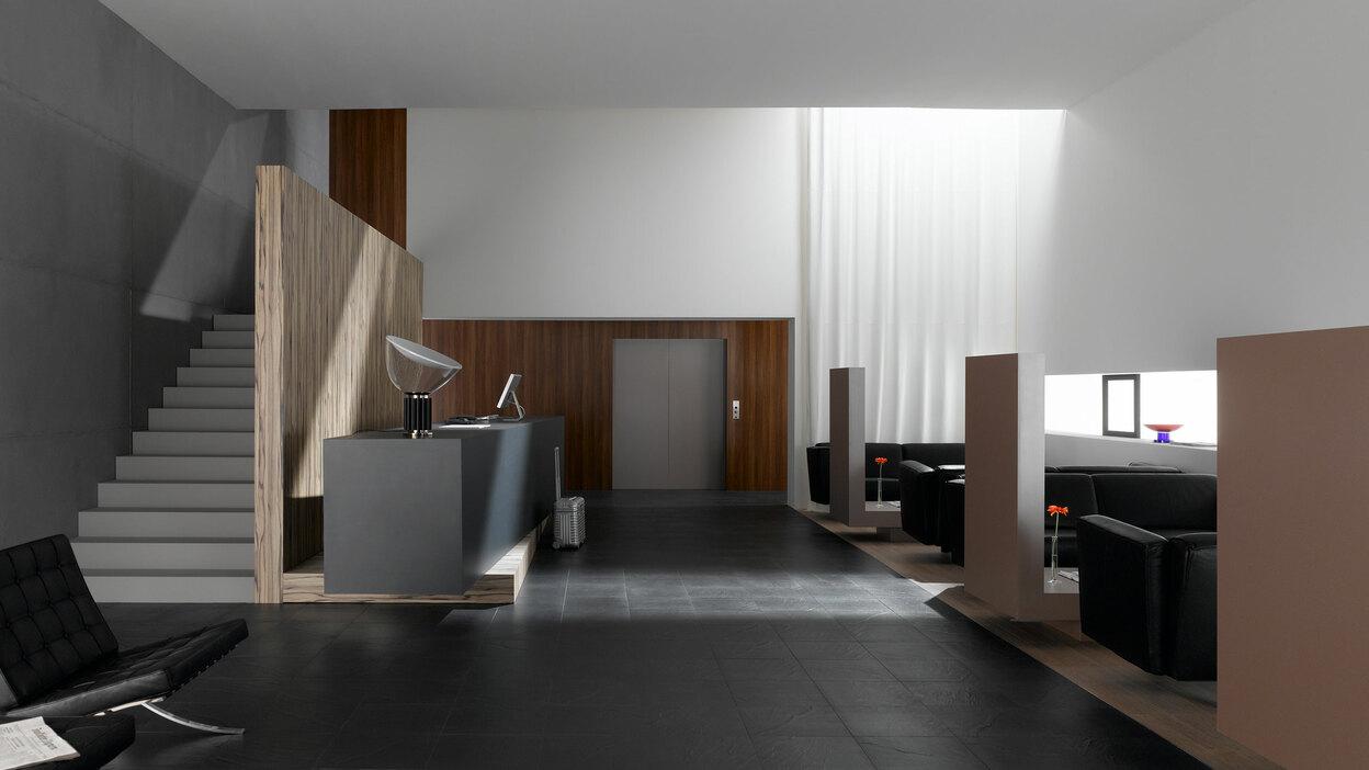 Hotelappartment Untergeschoss mit Holzmobiliar, dunklem Parkett und Treppenaufstieg