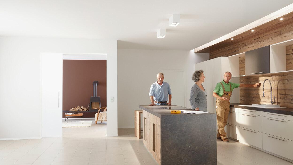 Präsentation einer Küche durch einen #Branche1# in einem Showroom