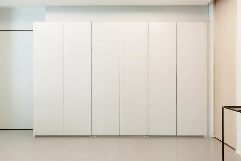 Weißer Wandschrank
