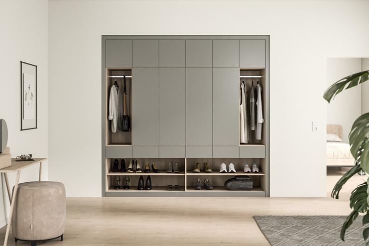 Ein maßgefertigter Kleiderschrank mit eleganten grauen Schiebetüren und sichtbaren Fächern für Schuhe und Kleidung darunter.