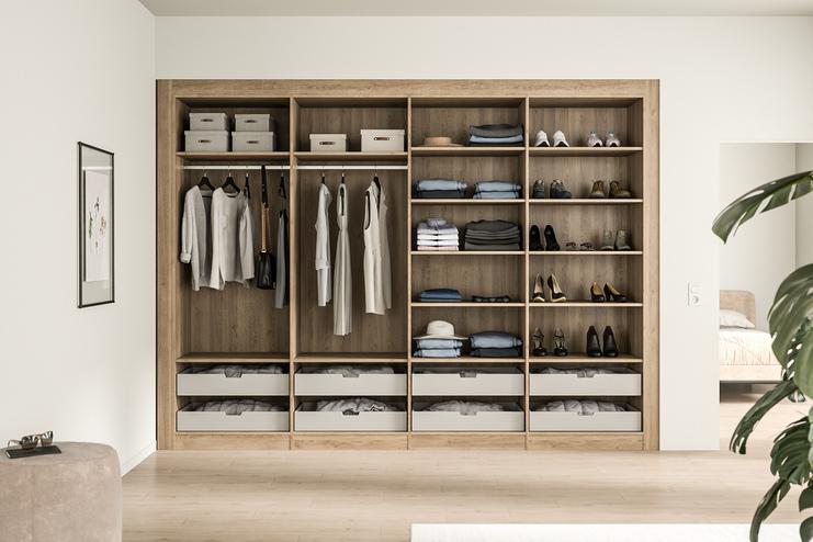 Ein maßgefertigter Holzkleiderschrank, offen gezeigt, mit ordentlich angeordneter Kleidung, Schuhen und Aufbewahrungsboxen.
