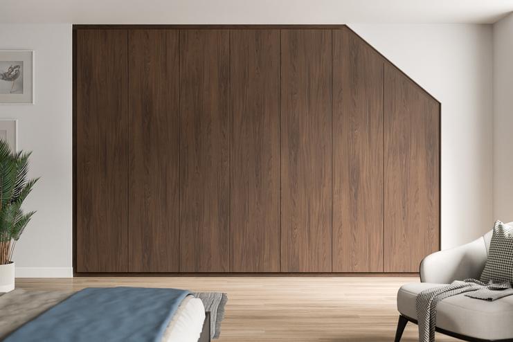 Eleganter dunkelbrauner Schrank nach Maß in einem modernen Schlafzimmer Maßgefertigter, dunkelbrauner Schrank, der sich harmonisch in die Schräge eines stilvollen Schlafzimmers einfügt.