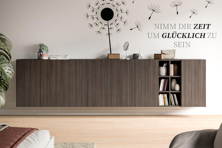 Dunkelbraunes Sideboard nach Maß mit offenen Regalen, dekorativem Spiegel und Wandkunst.